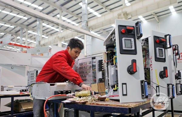 AC米兰中文官网技术人员正在操作现代化电气设备。宋荣成 摄.JPG.jpg